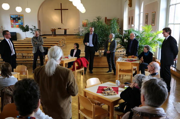 Der Superintendent des Evangelischen Kirchenkreises an Sieg und Rhein, Carsten Schleef richtet zum Schluss noch einmal das Wort an den neuen Pfarrer der Justizvollzugsanstalt Siegburg Ralf Guenther.