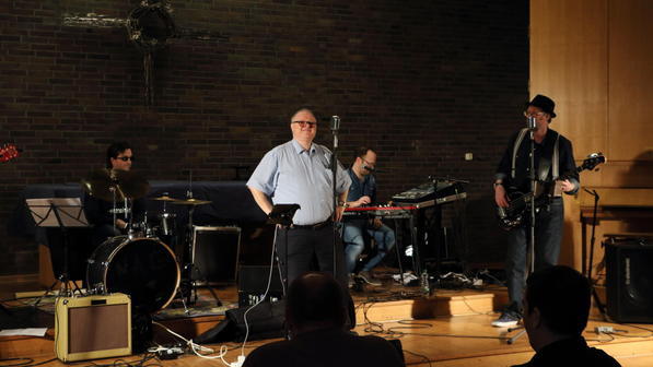 Herr Niklaus kündigt den Auftritt der Band "Sam Cheanz & The Blue Denims" an.