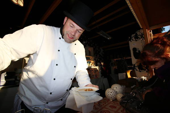 Auch in diesem Jahr können Sie wieder die Siegburger Kartoffelsuppe aus dem Ausbildungsbetrieb Gastronomie der JVA Siegburg verkosten.