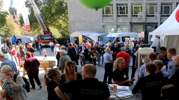 "Mit Recht ein gutes Team" das Motto der Justiz auf dem NRW Tag 2018 in Essen. Zu sehen sind Rechts die Zelte der Gerichte, der Staatsanwaltschaft und der Justizvollzugsanstalt Essen. Es schließt an ein Gefangentransporter, Kunstobjekte und Bilder des Projektes Knastkultur und den Abschluss bildet die Musterzelle des Projektes Podknast.