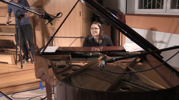 Anastasia Grishutina singt den Titel „Frühling in Paris“.