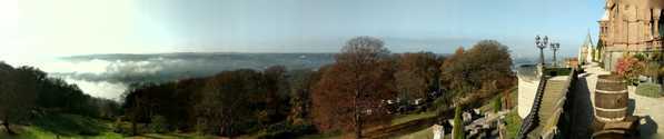 Der Blick von Schloss Drachenburg auf das Rheintal.