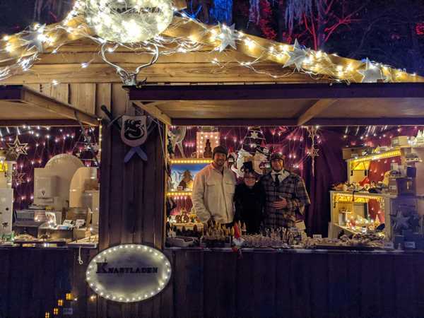 Abendliche Stimmung am Knastladen auf Schloss Drachenburg.