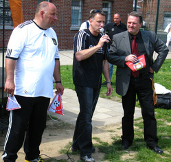 Stadionsprecher von Bayer 04 Leverkusen Herr Klaus Schenkmann mit dem Anstaltsleiter Herrn Wolfgang Klein (rechts) und dem Sportkoordinator Herrn Lichtenberg (links)