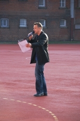 Moderator der Veranstaltung Stadionsprecher von Bayer 04 Leverkusen Herr  Klaus Schenkmann