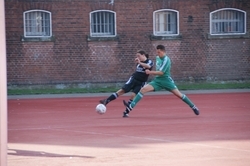 Fußballer bei einem Zweikampf in einem Turnier in der JVA Siegburg