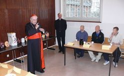 Kardinal Meißner spricht mit Gefangen der JVA Siegburg