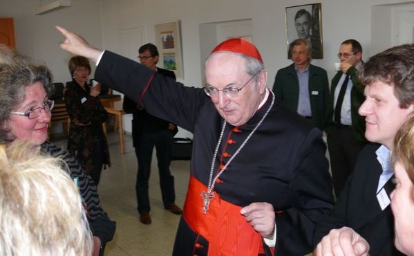 Kardinal Meißner im Gespräch mit Teilnehmern des Empfangs