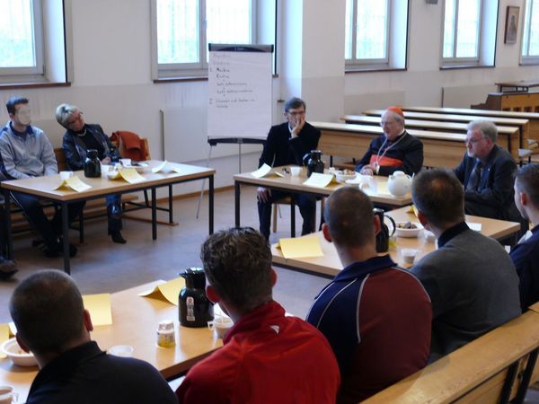 Kardinal Meißner spricht mit den jugendlichen Gefangenen