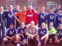 Lukas Podolski mit der Mannschaft der JVA Siegburg und den Betreuern