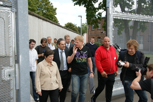 Oliver Kahn und die Justizministerin Roswitha Müller-Piepenkötter werden von einer vielzahl von Journalisten in die Justizvollzugsanstalt begleitet