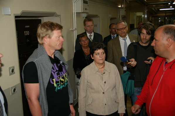 Der Sportkoordinator der JVA Siegburg im Gespräch mit Oliver Kahn und der Justizministerin während des Rundgangs durch die Anstalt