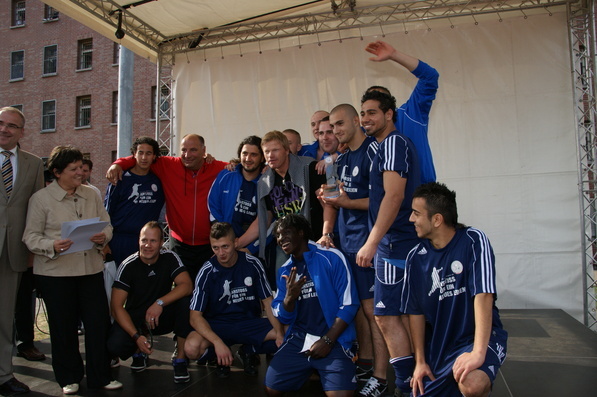 Während der Siegerehrung für den 3. Platz Oliver Kahn auf der Bühne mit der Mannschaft der JVA Siegburg