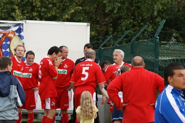 Traditionsmannschaft des1. FC Köln vor dem Spiel