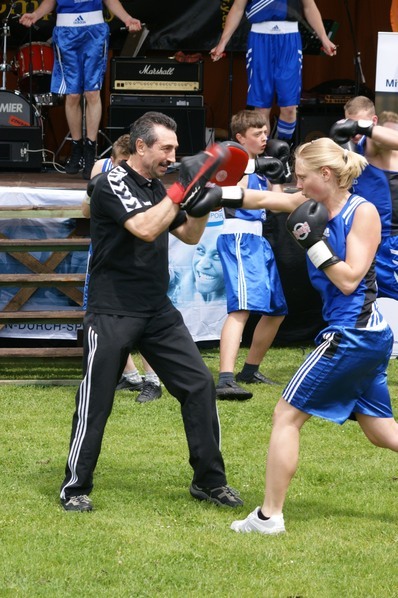 Boxerin vom Siegburger Boxclub beim Pratzentraining