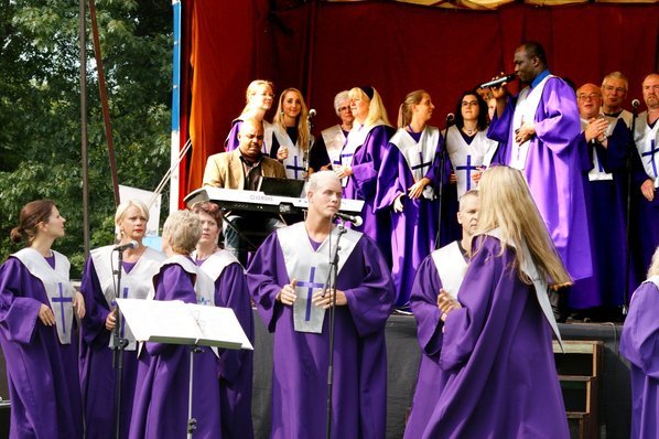 Gospelchor beim Auftritt auf der Bühne für "Knackis kicken für Kinder" auf dem Sportplatz des Siegburger TV