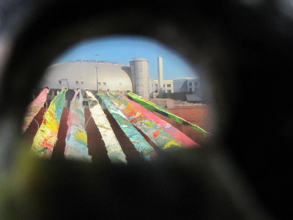 Blick den Spion der Haftraumtür. Zu sehen ist das Kunstprojekt ALBA - weiße Schatten, das heißt Stoffbahnen die im Bild wegführen von der Justizvollzugsanstalt Gelsenkirchen.