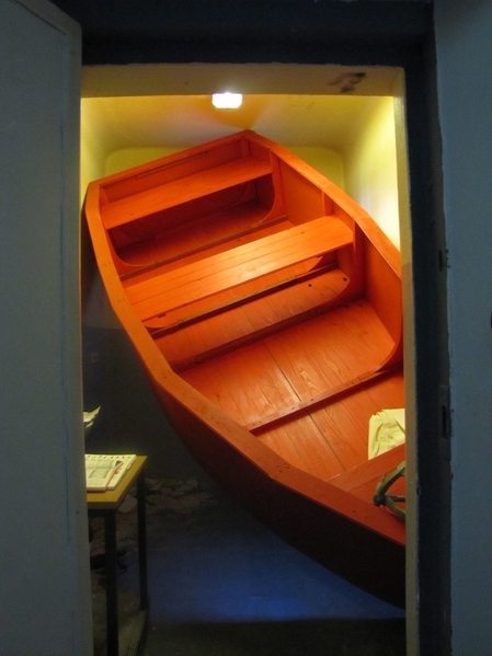 Ein Holzboot im Haftraum.