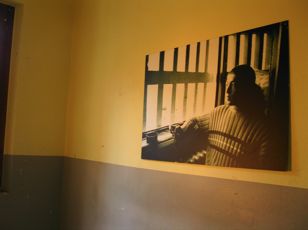 Ein Gefangener sieht aus seinem Haftraum in Richtung Haftraumfenster.