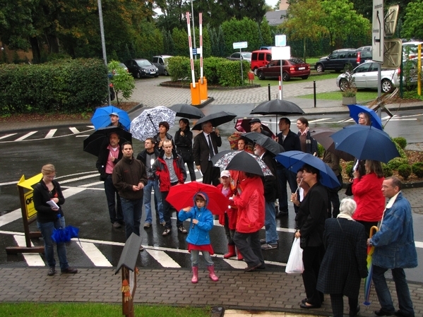 Besuchergruppe die vor dem Haus für die Anstaltpfarrer den Ausführungen von Herrn Wulf zuhören.