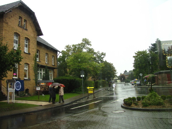 Trotz Regen und Gewitter fanden viele Besuch den Weg zur Luisenkiste in der die zwei Führungen durch die Beamtenkolonie begannen.