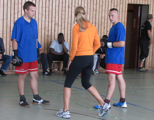 Die Kickboxweltmeisterin Dr. Christine Theiss zeigt den Inhaftierten wie wichtig die richtige Beinarbeit ist.