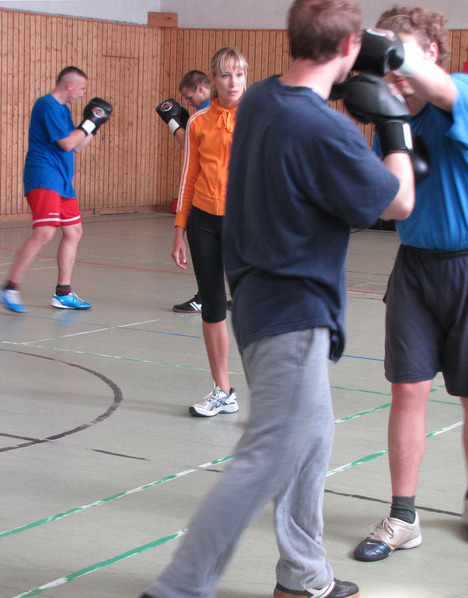 Konzentriert werden die Trainingsübungen von den Gefangenen durchgeführt.