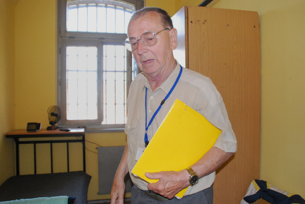 Jerzy Michnol in einem Haftraum in der JVA Siegburg. Die beiden Zeitzeugen äußerten die Bitte einmal einen heutigen Haftraum zu sehen.
