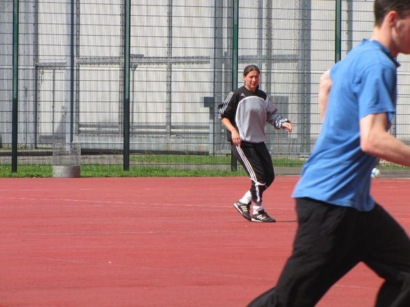 Verena Hagedorn beobachtet das Aufwärmtraining.