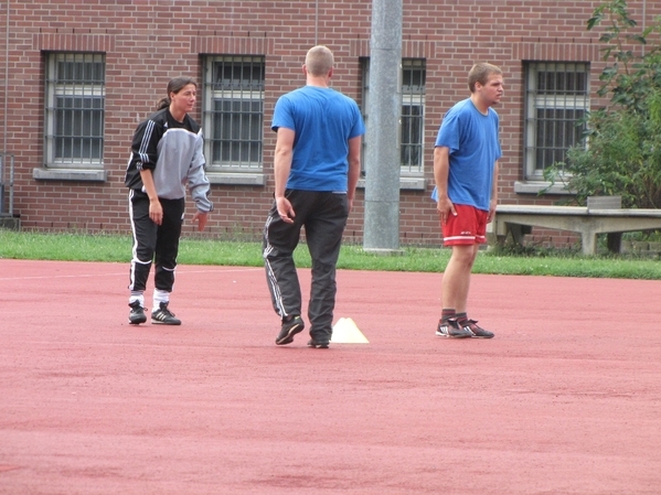 Die Verbandstrainerin Verena Hagedorn während des Trainings mit der Fußballmannschaft für das Sepp-Herberger-Projekt auf dem Sportplatz der JVA Siegburg.