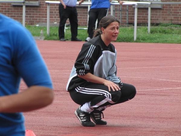 Verena Hagedorn gibt präzise Anweisungen auf dem Platz.