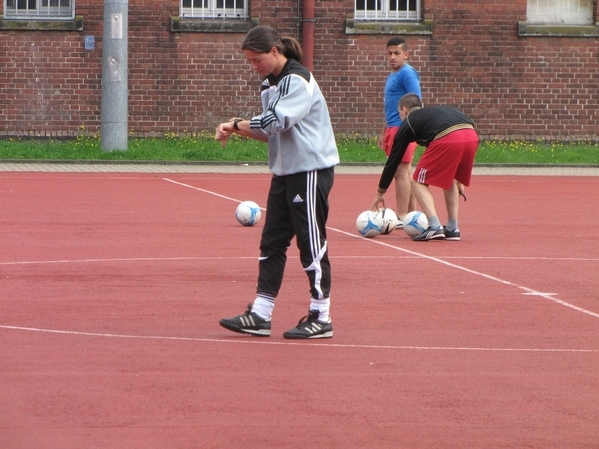 Fünf Minuten haben die Übungsguppen zeit für die nächste Übung der Verbandtrainerin des Fußball-Verband Mittelrhein.