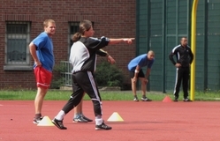 Verena Hagedorn auf dem Sportplatz der JVA Siegburg