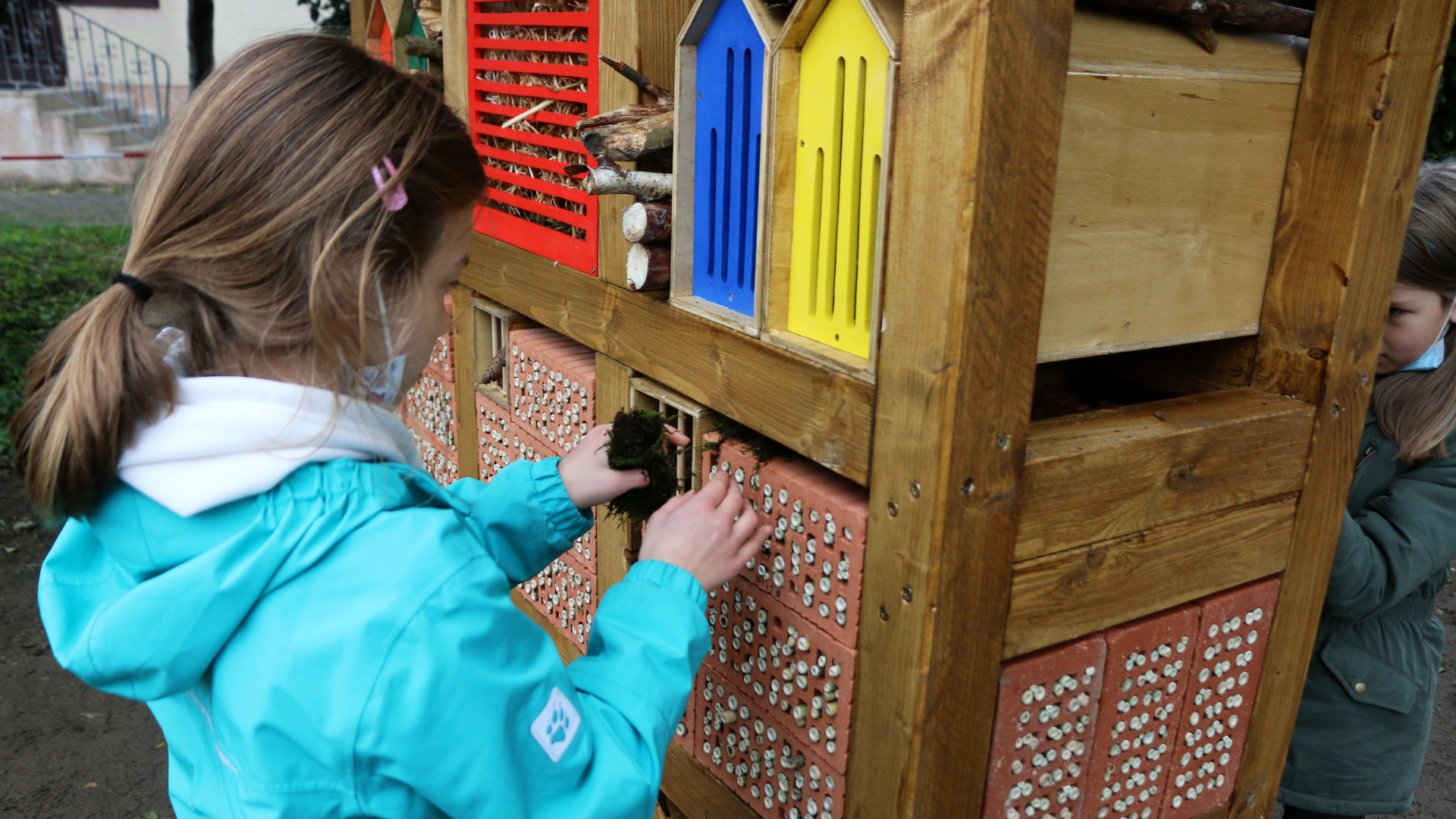 Die Kinder montieren die Materialen für das Insektenhotel.