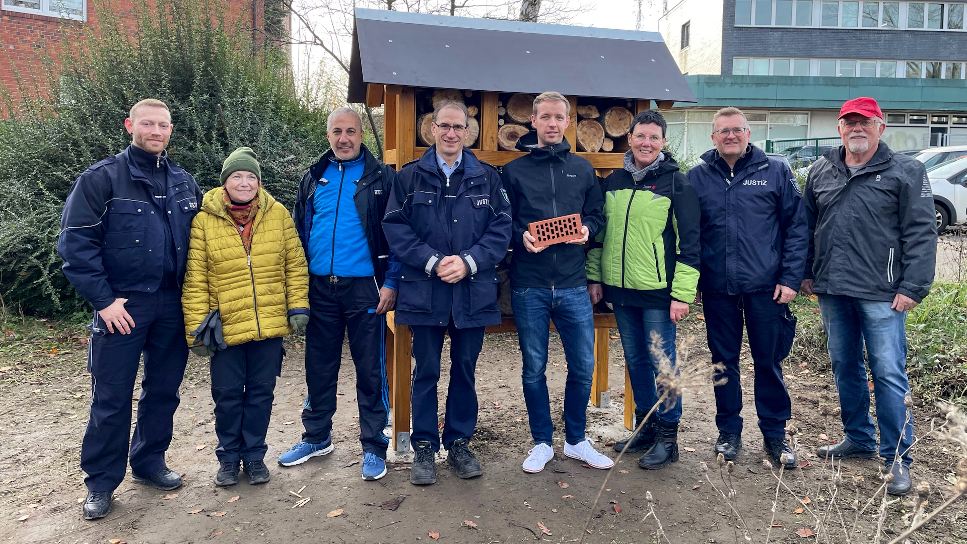 Auf dem Bild zu sehen von links nach rechts:  Björn Nonn, Regina Resinger (beide JVA Siegburg), Idris Gündogdu  (BG-Deichhaus), Jürgen Schmidt (JVA Siegburg), Johannes Dünnebeil (Lehrer an der Hans-Alfred-Keller Schule), Maria Burgemeister (BG-Deichhaus), Andre Miller (JVA Siegburg) und Klaus Braukmann (BG-Deichhaus). 